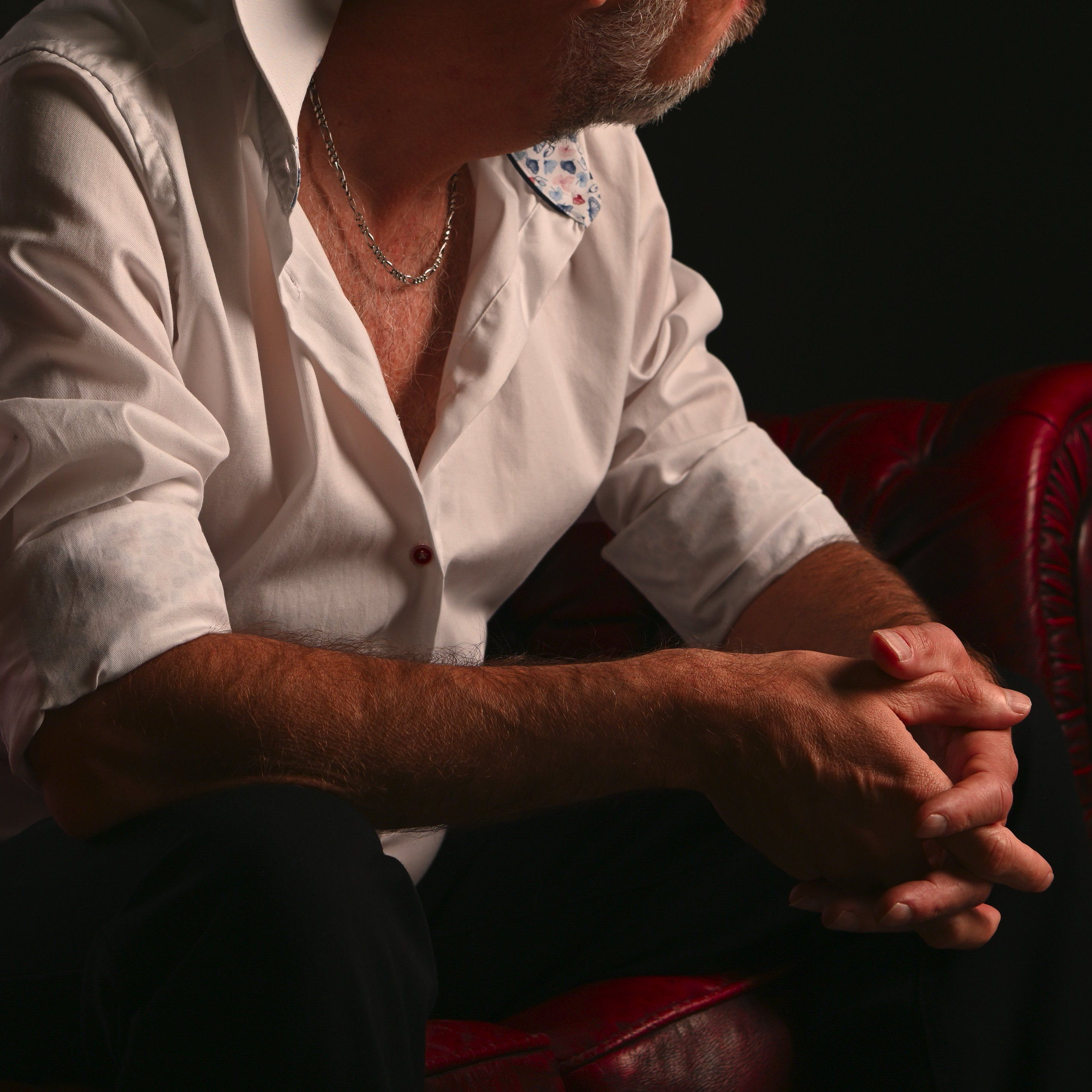 Wie is Victor, de gigolo die je kunt huren, in zijn eigen stoel